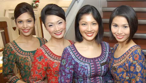 Tiếp viên Singapore trong bộ đồng phục 