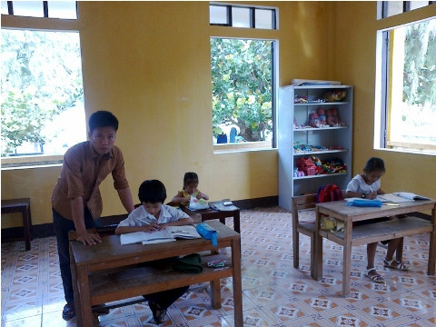 Lớp ghép ở đảo Song Tử Tây, bé trai Trần Anh Pháp và bé gái Nguyễn Hà Bảo Châu học lớp 2, bé gái Nguyễn Trương Quỳnh Thư học lớp mẫu giáo