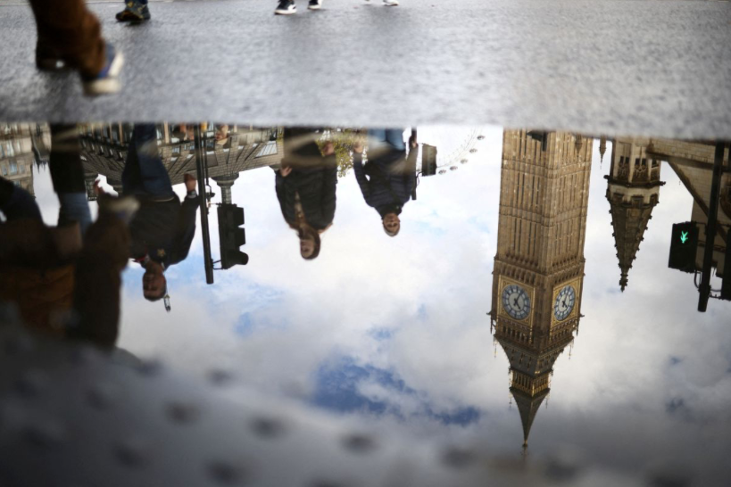 Bóng tháp đồng hồ Big Ben ở London dưới một vũng nước. (Ảnh: Reuters) Bóng tháp đồng hồ Big Ben ở London dưới một vũng nước. (Ảnh: Reuters)