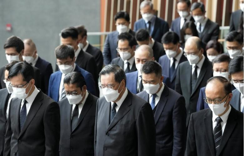 Các nghị sĩ Hong Kong (Trung Quốc) tưởng niệm cố lãnh đạo. (Ảnh: SCMP) Các nghị sĩ Hong Kong (Trung Quốc) tưởng niệm cố lãnh đạo. (Ảnh: SCMP)