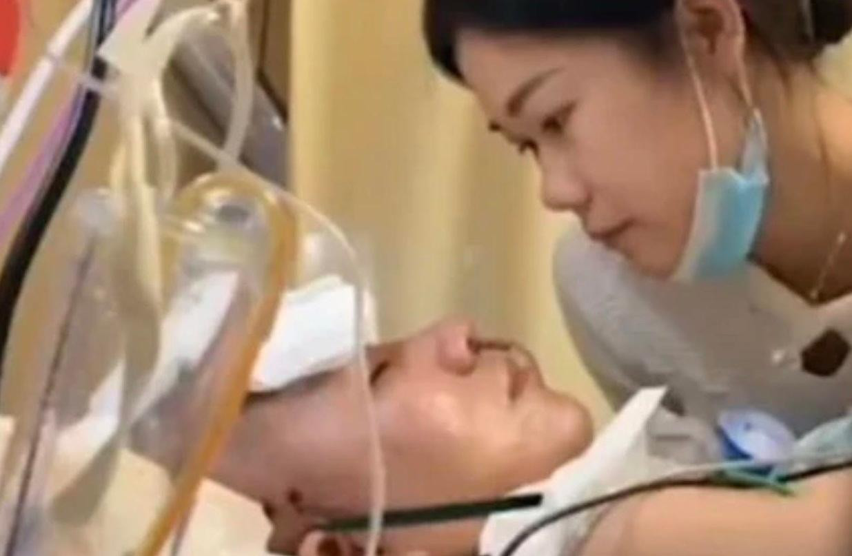 Chị Nie bên người chồng hôn mê