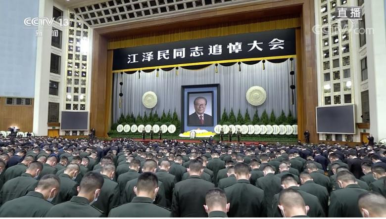 Các lực lượng vũ trang mặc niệm. (Ảnh: CCTV) Các lực lượng vũ trang mặc niệm. (Ảnh: CCTV)