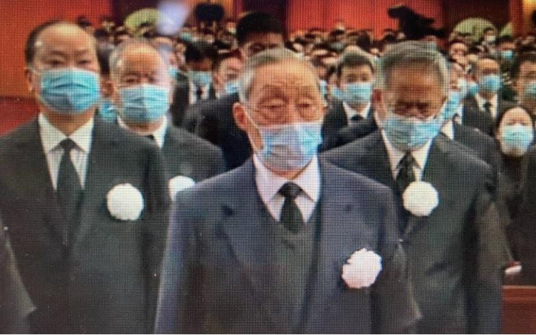 Phó Thủ tướng Hồ Xuân Hoa (giữa) tại lễ truy điệu. (Ảnh: CCTV) Phó Thủ tướng Hồ Xuân Hoa (giữa) tại lễ truy điệu. (Ảnh: CCTV)