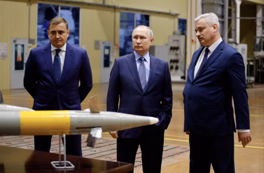 Tổng thống Nga Vladimir Putin và các lãnh đạo địa phương thăm xưởng sản xuất vũ khí ở Tula ngày 23/12. (Ảnh: Tass) Tổng thống Nga Vladimir Putin và các lãnh đạo địa phương thăm xưởng sản xuất vũ khí ở Tula ngày 23/12. (Ảnh: Tass)