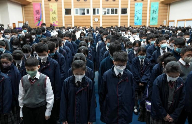 Học sinh một trường trung học tưởng niệm ông Giang Trạch Dân. (Ảnh: SCMP) Học sinh một trường trung học tưởng niệm ông Giang Trạch Dân. (Ảnh: SCMP)