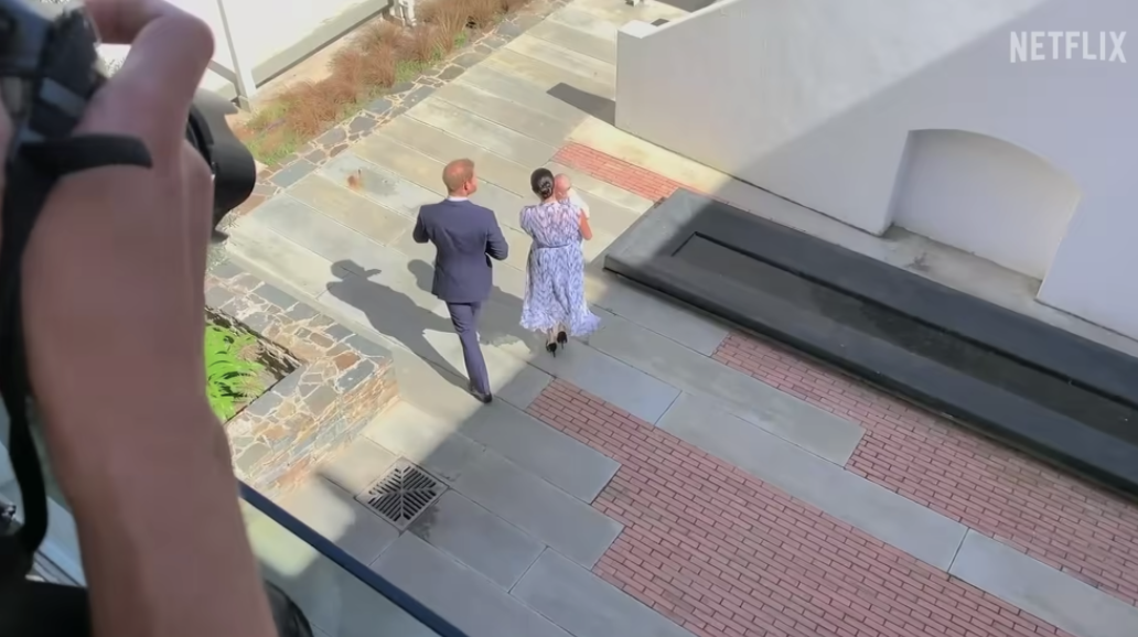 Bức ảnh chụp Harry, Markle và con trai Archie từ ban công dinh thự Tổng giám mục Desmond Tutu ở Nam Phi năm 2019 xuất hiện trong phim của Netflix Bức ảnh chụp Harry, Markle và con trai Archie từ ban công dinh thự Tổng giám mục Desmond Tutu ở Nam Phi năm 2019 xuất hiện trong phim của Netflix