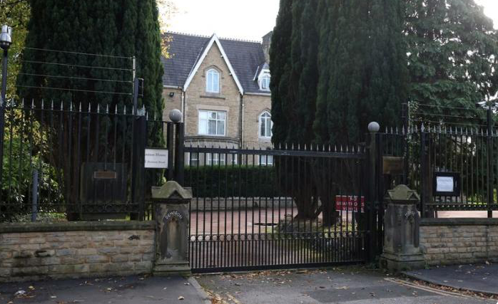 Trước cổng Tổng lãnh sự quán Trung Quốc ở Manchester Trước cổng Tổng lãnh sự quán Trung Quốc ở Manchester