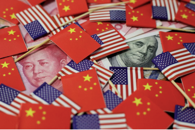 Hình ảnh đồng nhân dân tệ và đô la Mỹ cùng quốc kỳ của hai siêu cường. (Ảnh: Reuters) Hình ảnh đồng nhân dân tệ và đô la Mỹ cùng quốc kỳ của hai siêu cường. (Ảnh: Reuters)