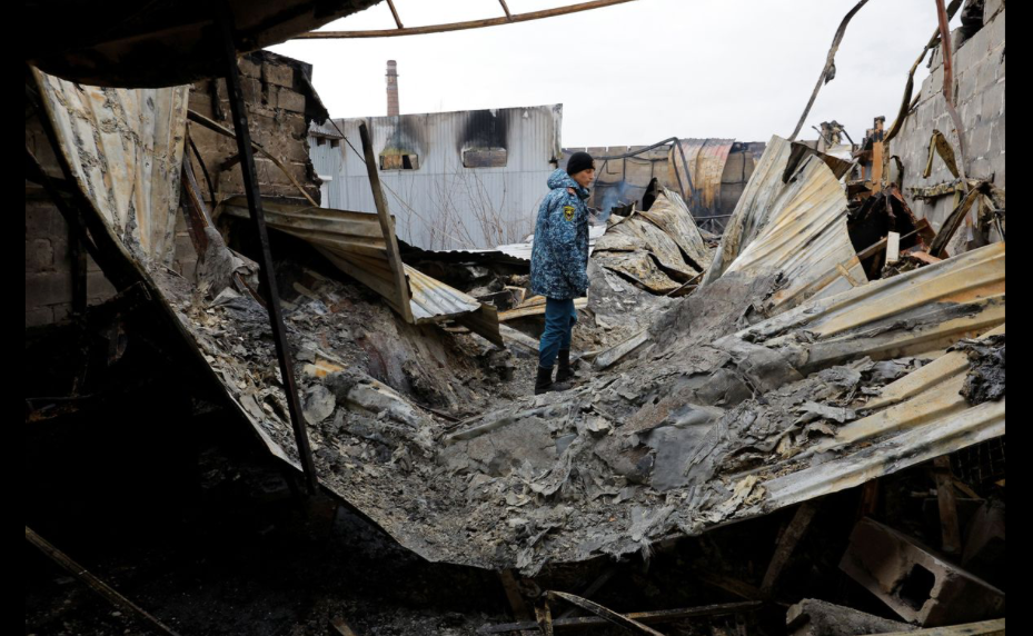 Một khu chợ ở Donetsk tan hoang vì trúng pháo ngày 12/12. (Ảnh: Reuters) Một khu chợ ở Donetsk tan hoang vì trúng pháo ngày 12/12. (Ảnh: Reuters)