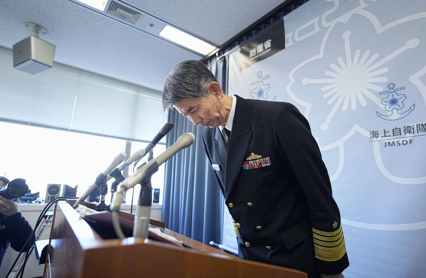 Tham mưu trưởng MSDF Ryo Sakai cúi đầu xin lỗi trong cuộc họp báo ngày 26/12. (Ảnh: Kyodo) Tham mưu trưởng MSDF Ryo Sakai cúi đầu xin lỗi trong cuộc họp báo ngày 26/12. (Ảnh: Kyodo)
