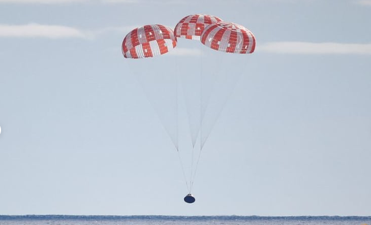 Tàu Orion đáp xuống Thái Bình Dương ngày 11/12. (Ảnh: Reuters)