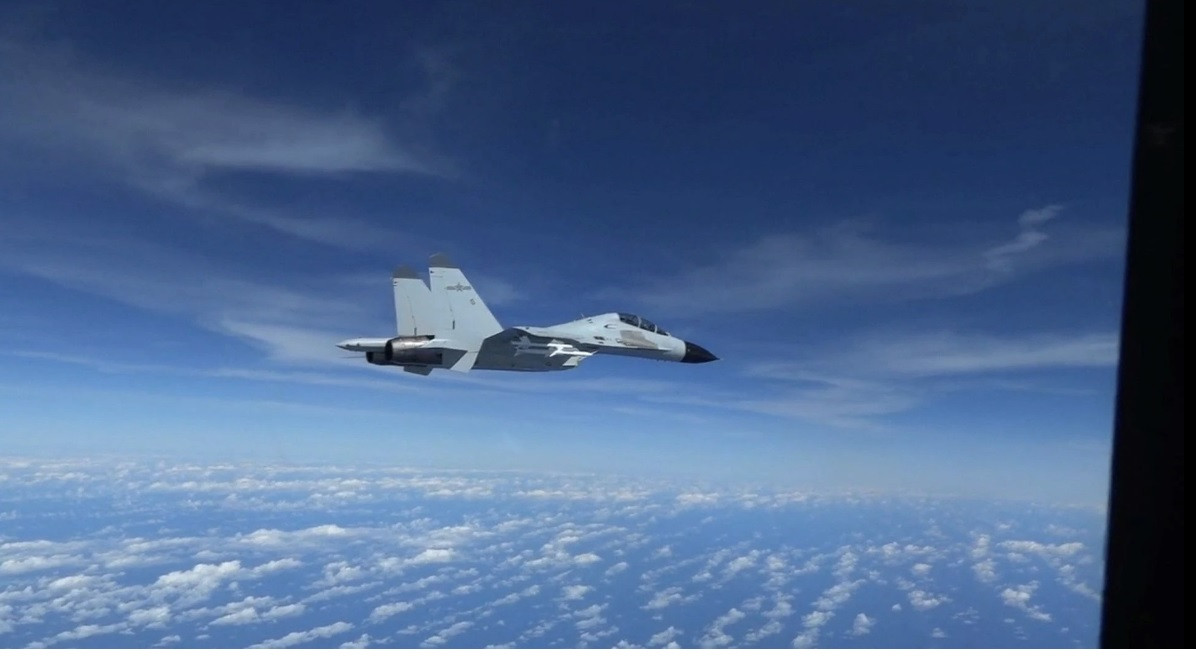 Chiếc tiêm kích J-11 của Hải quân Trung Quốc bay sát máy bay Mỹ trong bức ảnh chụp ngày 21/12 Chiếc tiêm kích J-11 của Hải quân Trung Quốc bay sát máy bay Mỹ trong bức ảnh chụp ngày 21/12