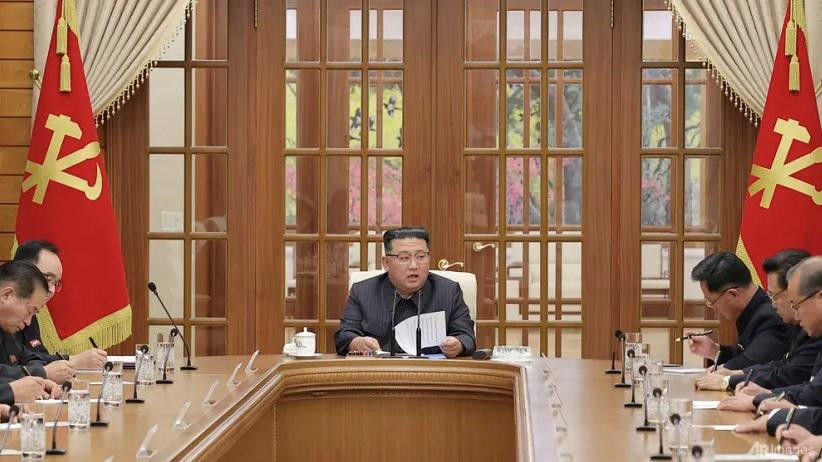 Ông Kim chủ trì cuộc họp của Bộ Chính trị ngày 30/11. (Ảnh: KCNA) Ông Kim chủ trì cuộc họp của Bộ Chính trị ngày 30/11. (Ảnh: KCNA)