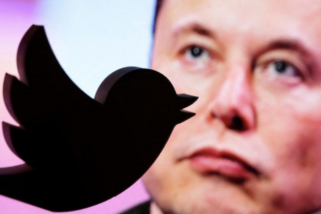Tỷ phú Elon Musk và logo chú chim của Twitter Tỷ phú Elon Musk và logo chú chim của Twitter