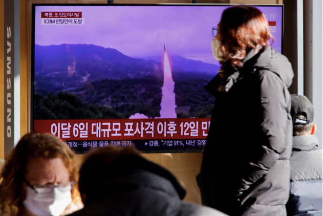 Một màn hình TV ở Hàn Quốc chiếu bản tin về việc Triều Tiên phóng tên lửa ngày 18/12. (Ảnh: Reuters)