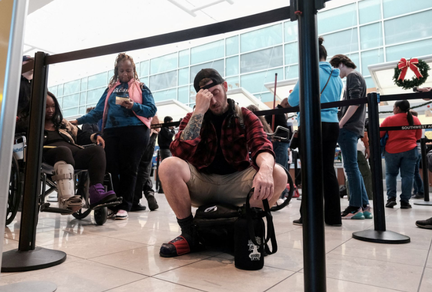 Một hành khách mệt mỏi khi chờ đợi ở sân bay quốc tế Baltimore Washington ngày 27/12. (Ảnh: Reuters) Một hành khách mệt mỏi khi chờ đợi ở sân bay quốc tế Baltimore Washington ngày 27/12. (Ảnh: Reuters)