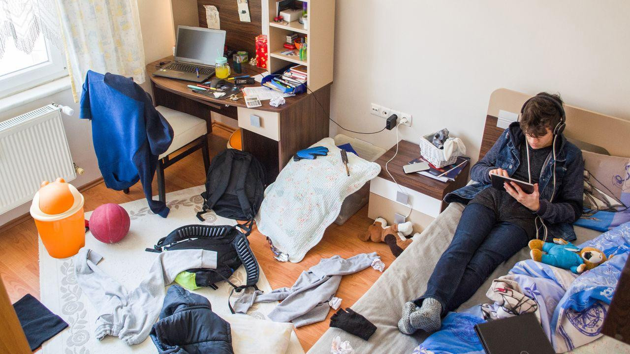 Vui vẻ khi nhà cửa bừa bộn cũng là một "trạng thái yêu tinh". (Ảnh: CNN)