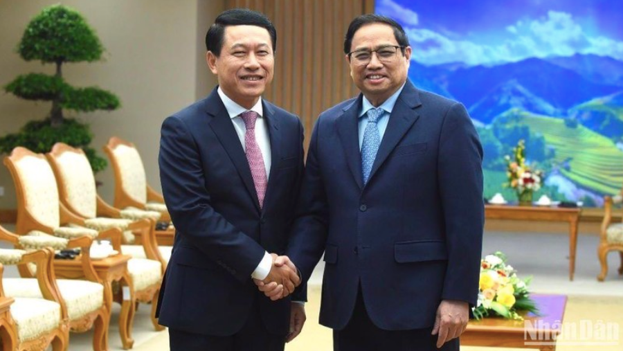 Thủ tướng Phạm Minh Chính tiếp Phó Thủ tướng, Bộ trưởng Ngoại giao Lào Saleumxay Kommasith. (Ảnh: nhandan.vn)