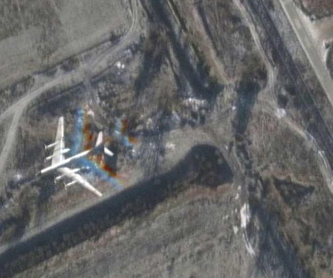 Ảnh vệ tinh cho thấy một máy bay ném bom chiến lược ở căn cứ không quân Engels của Nga ngày 3/12 Ảnh vệ tinh cho thấy một máy bay ném bom chiến lược ở căn cứ không quân Engels của Nga ngày 3/12