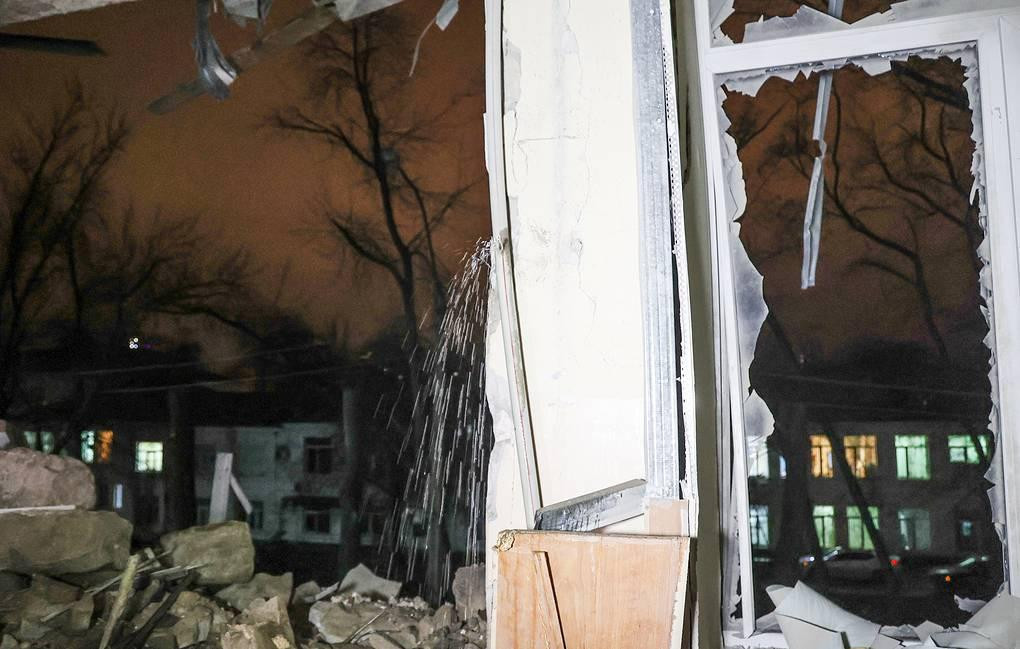 Một tòa nhà ở Donestk bị trúng pháo ngày 19/12. (Ảnh: Tass) Một tòa nhà ở Donestk bị trúng pháo ngày 19/12. (Ảnh: Tass)