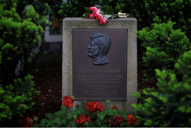 Bia tưởng niệm cố Tổng thống Mỹ John F. Kennedy. (Ảnh: Reuters) Bia tưởng niệm cố Tổng thống Mỹ John F. Kennedy. (Ảnh: Reuters)