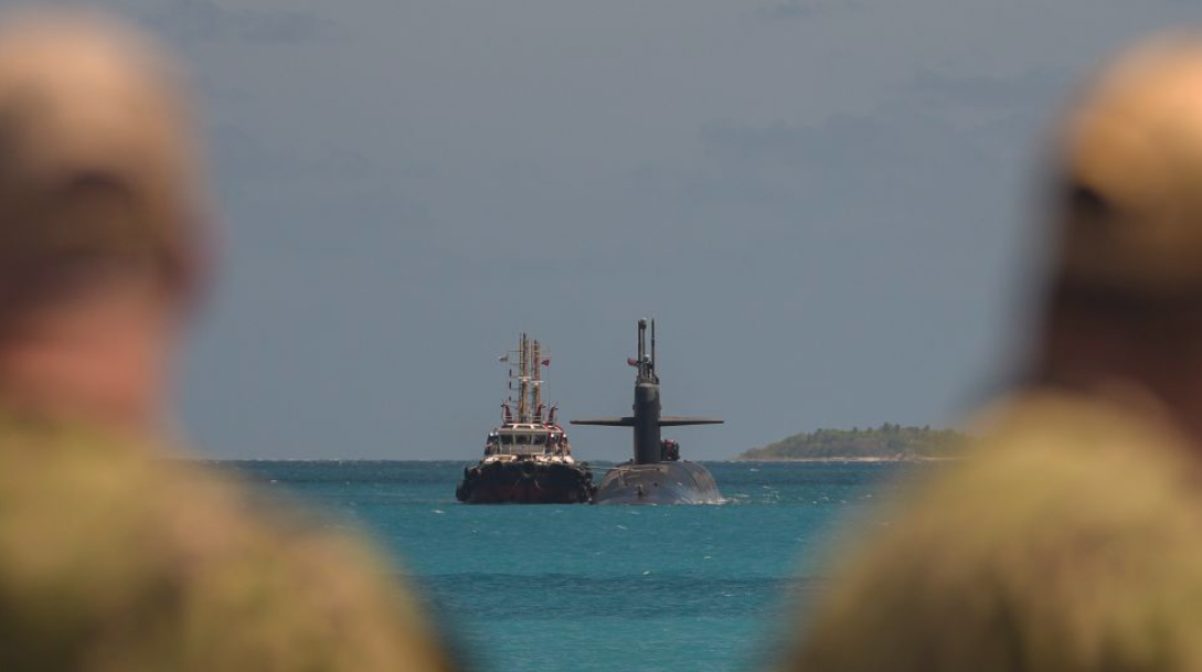 Tàu ngầm hạt nhân USS West Virginia của Hải quân Mỹ nổi lên ở cảng Diego Garcia Tàu ngầm hạt nhân USS West Virginia của Hải quân Mỹ nổi lên ở cảng Diego Garcia