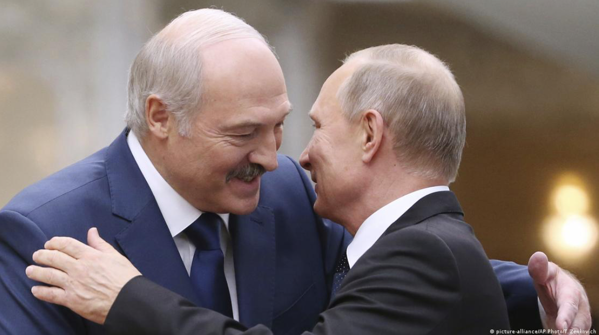 Tổng thống Nga Vladimir Putin và người đồng cấp Belarus Alexander Lukashenko. (Ảnh: AP)