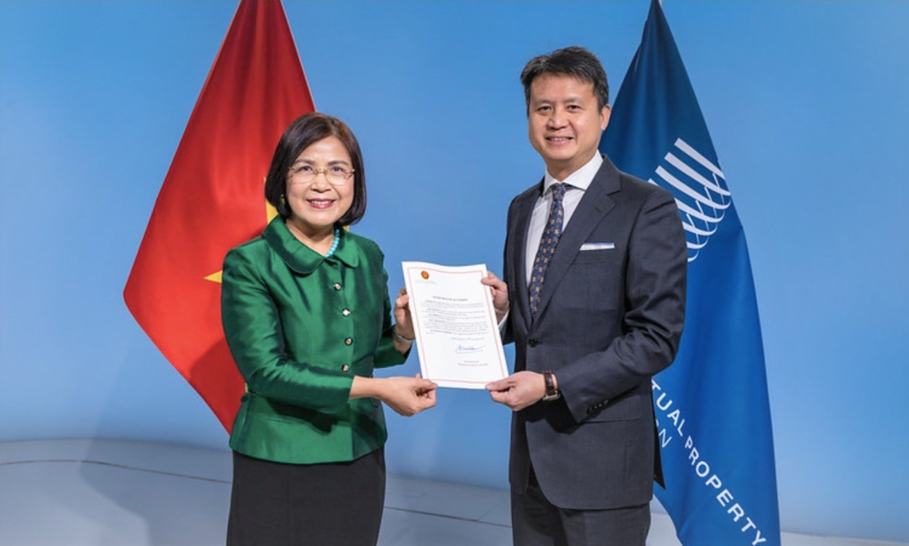Đại sứ Lê Thị Tuyết Mai trao Văn kiện Việt Nam gia nhập Hiệp ước Marrkesh cho Tổng giám đốc Tổ chức Sở hữu trí tuệ thế giới (WIPO) Daren Tang. (Mofa)