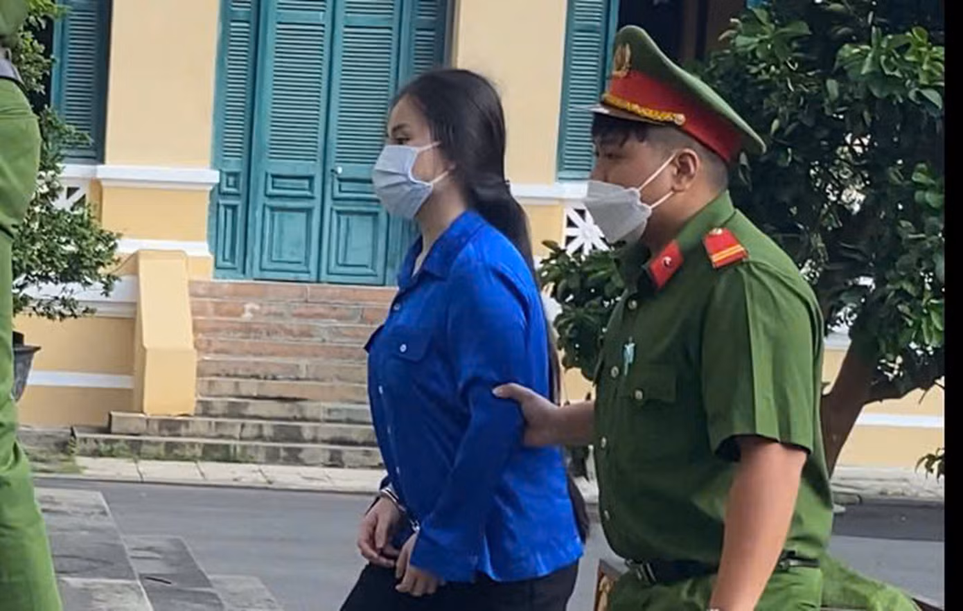 Dẫn giải bị cáo trong vụ án Hoài DJ vào phòng xử án. Ảnh: Tân Châu Dẫn giải bị cáo trong vụ án Hoài DJ vào phòng xử án. Ảnh: Tân Châu