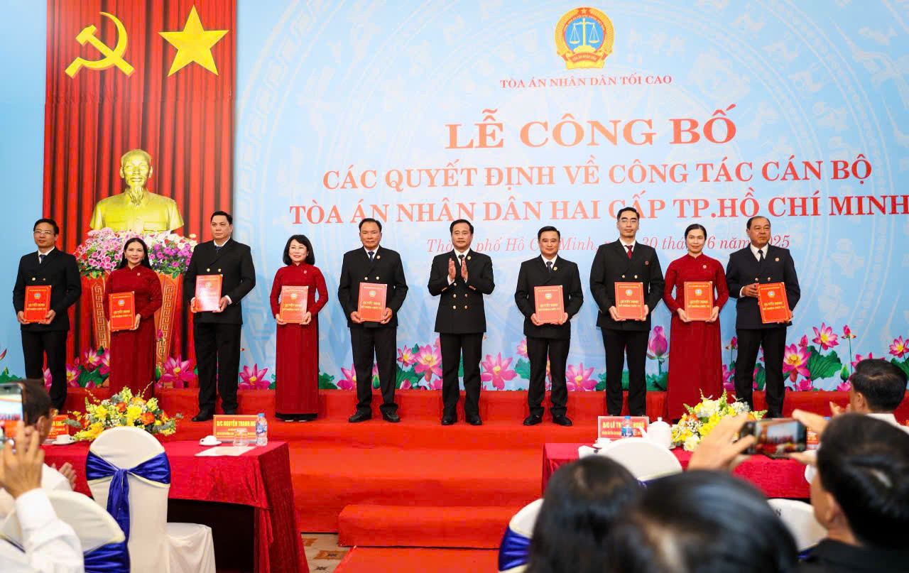 Trao các quyết định bổ nhiệm chức vụ Phó chánh án TAND TPHCM chiều 30/6.