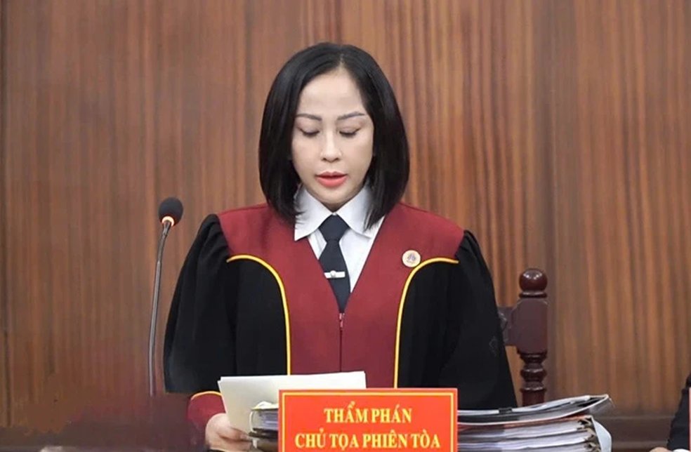 Thẩm phán Hoàng Thị Bích Duyên - Chủ toạ Phiên toà. Ảnh: TTXVN