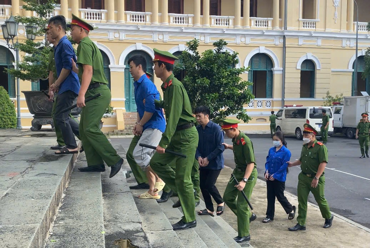 Dẫn giải các bị cáo trong vụ Hoài DJ vào phòng xử án sáng 5/6. Ảnh: Tân Châu