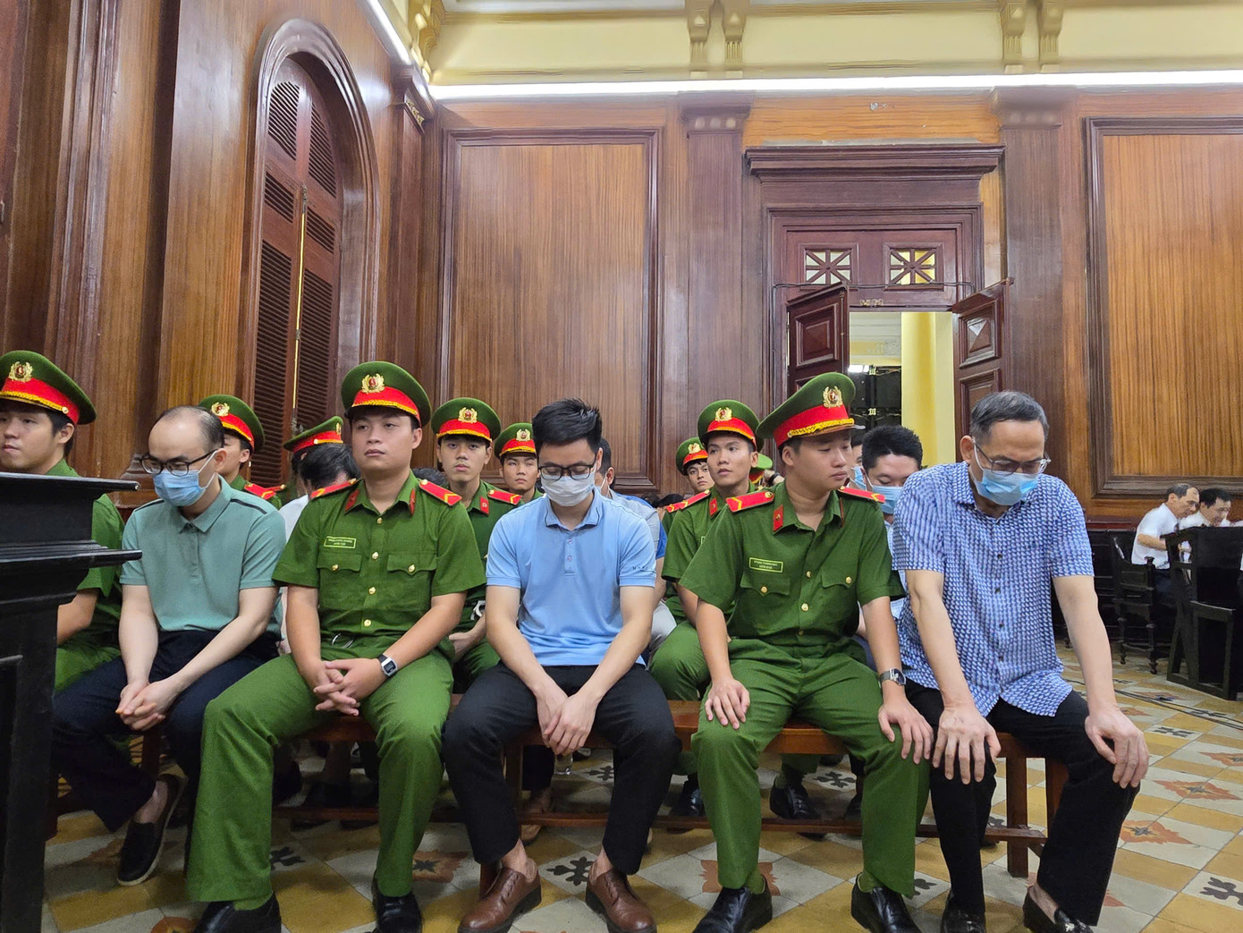 Các bị cáo tại phiên tòa chiều nay 26/6.