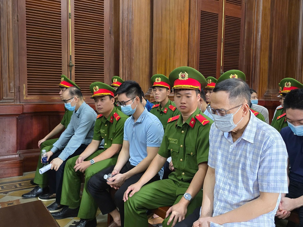 Các bị cáo tại phiên tòa ngày 23/6.