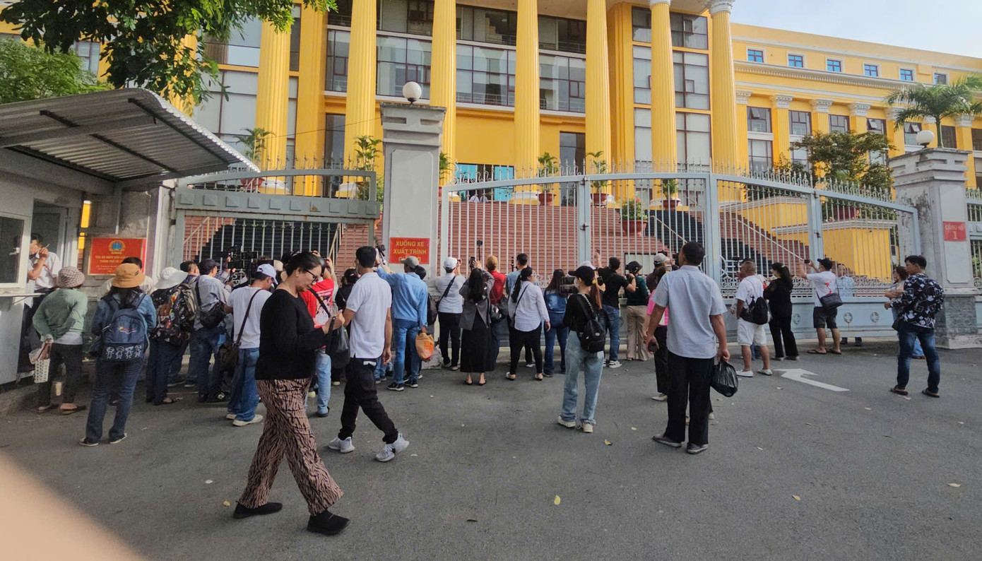 YouTuber, TikToker tập trung trước phiên xử phúc thẩm sáng nay.