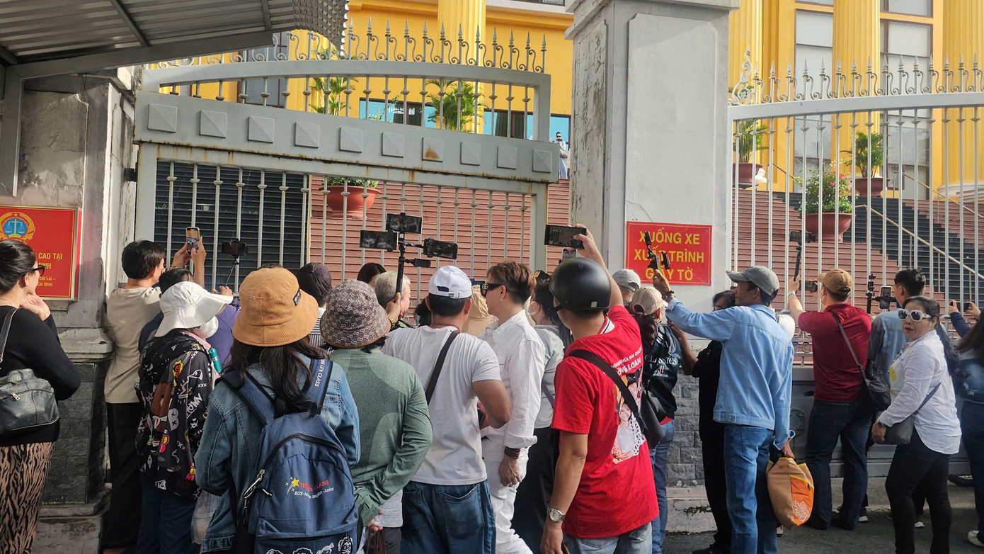 Lực lượng YouTuber, TikToker tập trung trước cổng tòa án.