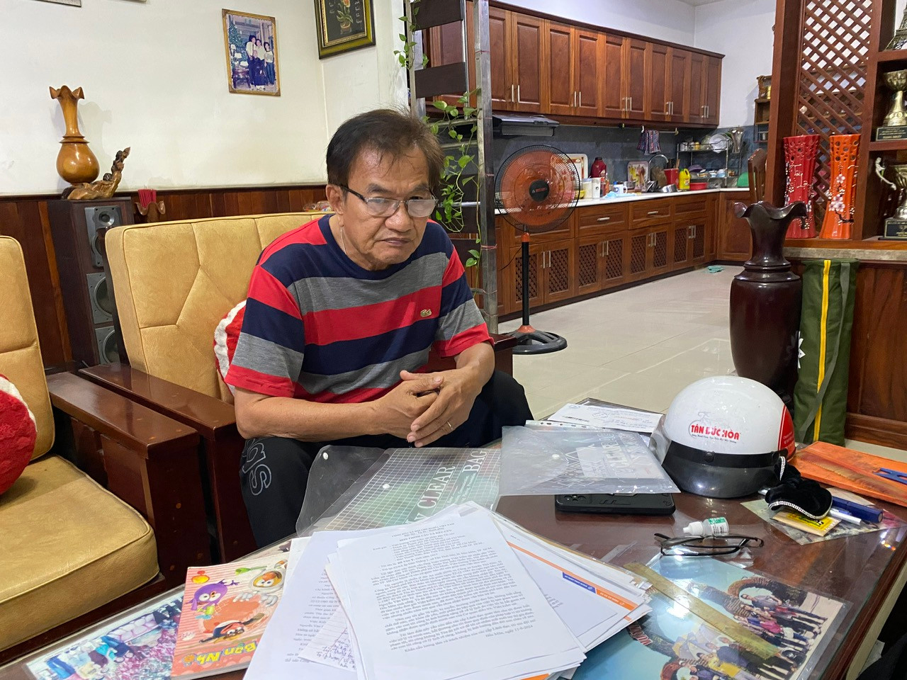 Ông Đỗ Văn Ỵ trình bày nỗi oan của ông suốt 42 năm mang thân phận bị can với báo chí. Ảnh: Trần Linh.