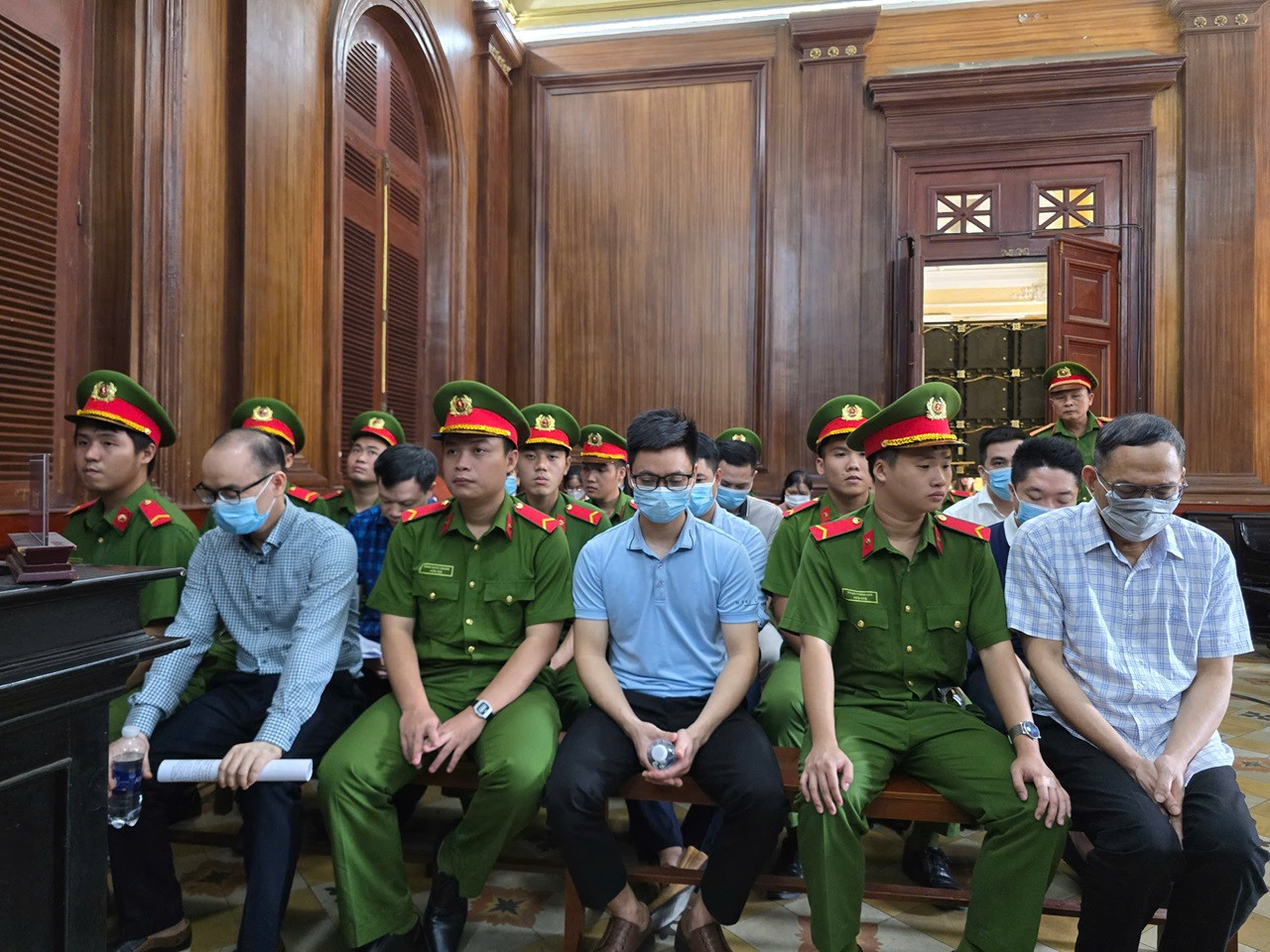 Các bị cáo tại phiên tòa ngày 23/6.