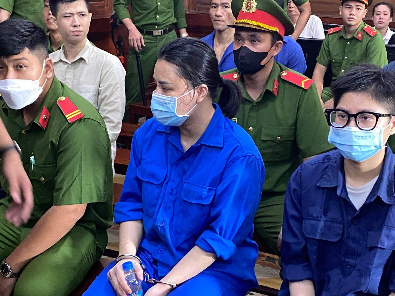 Hoài DJ và các bị cáo tại phiên tòa sáng nay 5/6. Ảnh: Tân Châu.