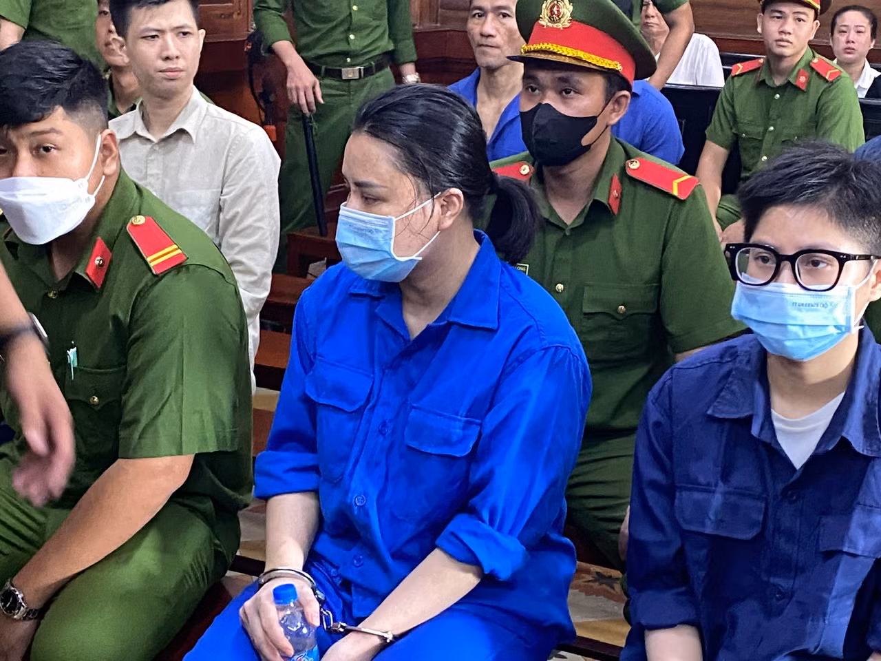 Hoài DJ và các bị cáo tại phiên tòa sáng nay 5/6. Ảnh: Tân Châu. Hoài DJ và các bị cáo tại phiên tòa sáng nay 5/6. Ảnh: Tân Châu.