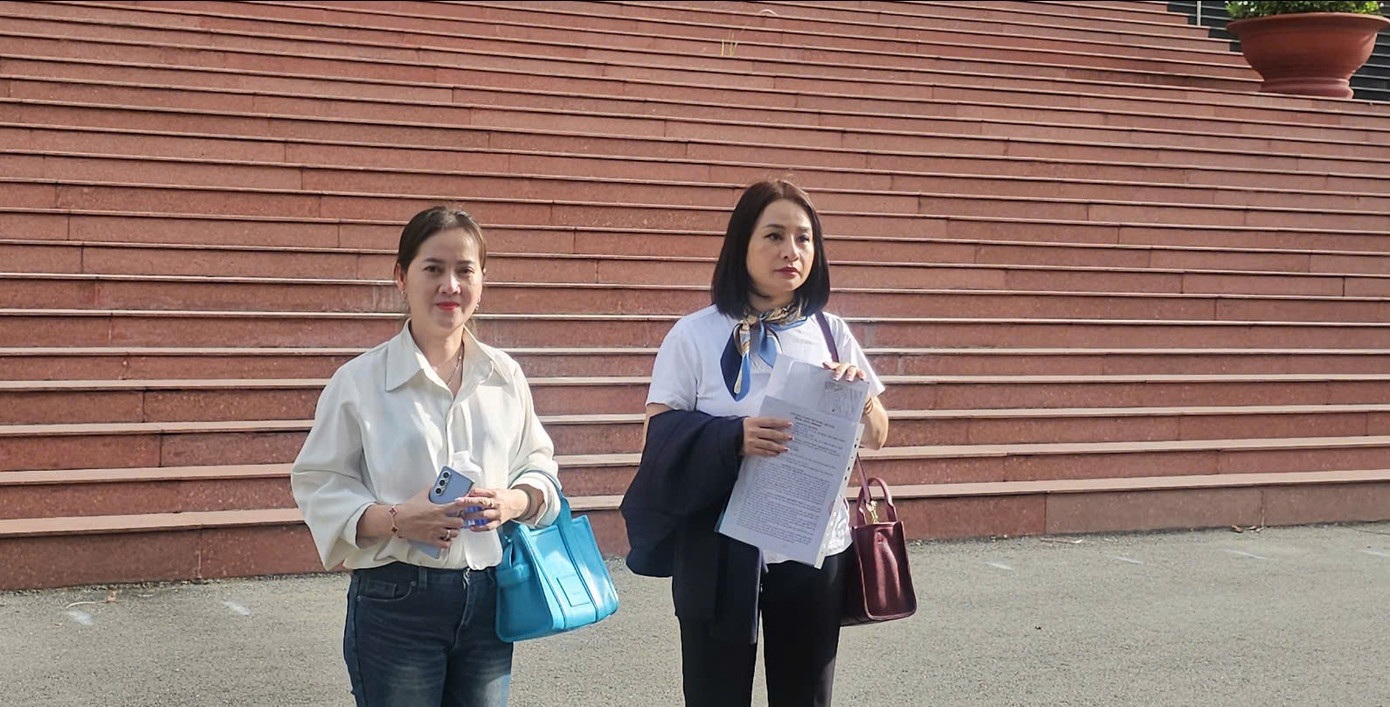 Bà Võ Thị Hồng Loan (trái) đến phiên tòa phúc thẩm sáng nay.