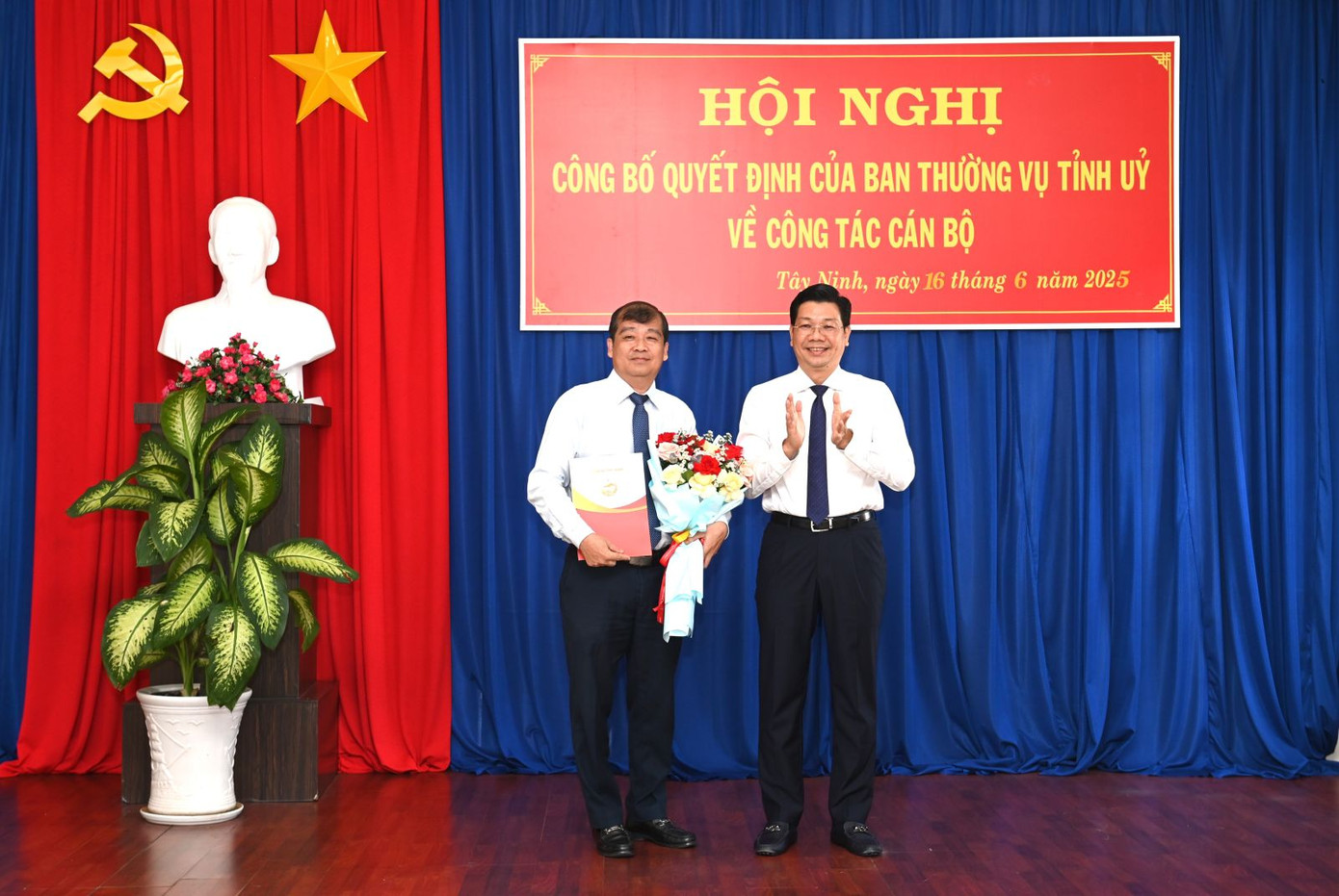 Ông Nguyễn Mạnh Hùng (phải) - Bí thư Tỉnh ủy, Chủ tịch HĐND tỉnh Tây Ninh trao quyết định và tặng hoa chúc mừng ông Võ Đức Trong. Ảnh: BTN