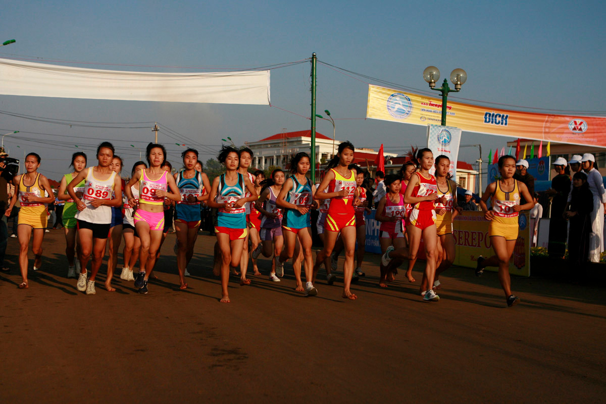 Các VĐV nữ xuất phát ở cự ly 5km nữ