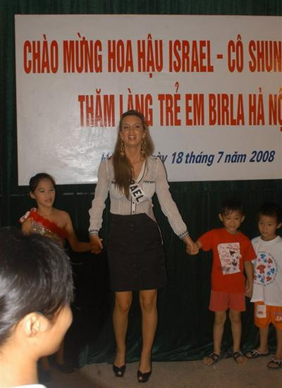 Ôm các em nhỏ của làng trẻ Birla và cùng vui thích xem các em biểu diễn. HH Shunit Faragi dạy các em làng trẻ Birla điệu nhảy của đất nước mình. "Chúng ta cùng hát và nhảy nhé". Shunit và Efrat cùng hát một bài hát thiếu nhi Israel. HH Israel kể cho các em ở làng trẻ Birla câu chuyện "Người đàn bà và cây kim đan kì diệu" Các em chăm chú nghe cô đọc. 3 bình nóng lạnh được tặng cho trẻ em của Làng Birla, Hà Nội. Đích thân Hoa hậu Israel Shunit Faragi trao quà tận tay cho các em thiệt thòi. Kí tặng sách cho các em. Hoa hậu Israel đã từng tham gia vị trí tiền vệ cho một đội bóng khá chuyên nghiệp ở quốc gia này. Cô đã thử vài "chiêu" cho các em và phóng viên xem. Trước lúc chia tay với các em làng trẻ Birla, Hà Nội, trưa ngày 18/7/2008.