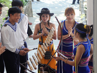 Chiến sỹ đảo Song Tử Tây chơi đàn T'rưng cùng các cô gái Tây Nguyên
