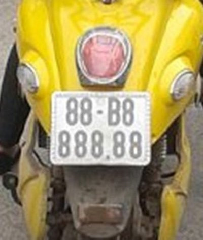 Cô gái đi chiếc xe mang biển kiểm soát “toàn phát”