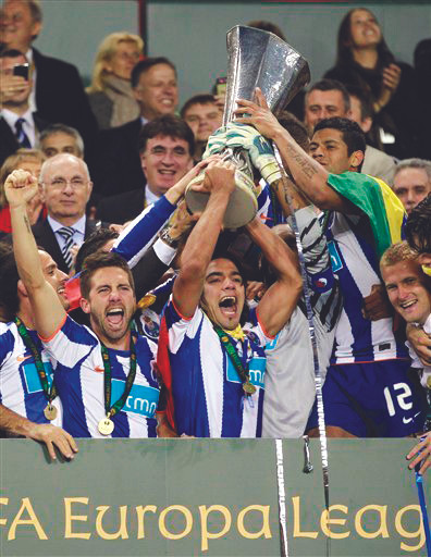 Các cầu thủ Porto giương cao cúp Europa League Ảnh: AP
