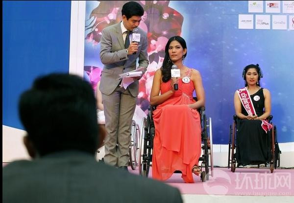 Các thí sinh lần lượt trả lời câu hỏi từ Ban giám khảo 