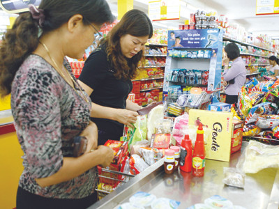 Lạm phát tăng cao, cuộc sống người dân gặp nhiều khó khăn Ảnh: Hồng Vĩnh