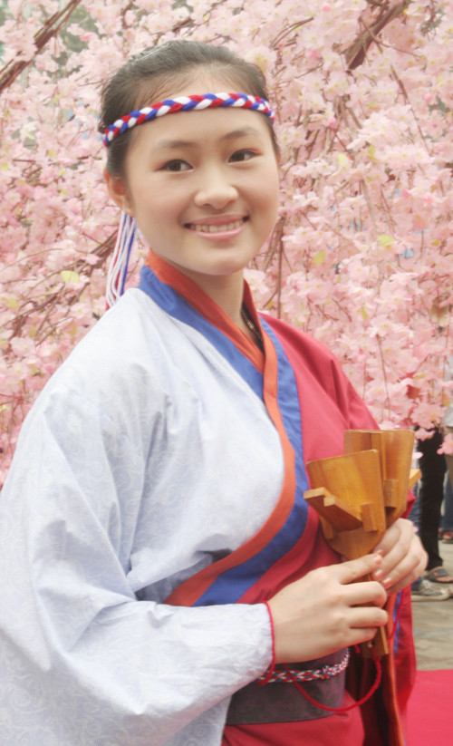 Cũng không kém phần duyên dáng bên những bông anh đào lụa tinh xảo y như thật